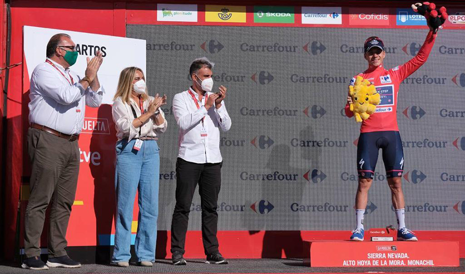 Arturo Bernal y Marifrán Carazo aplauden al vencedor de la etapa disputada entre Martos y el Alto Hoya de la Mora de Monachil.